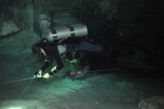 Colocando a amarra de um jump no Gran Cenote, na região de Tulum, no Yucatán, sul do México (foto de Luis Leal)
